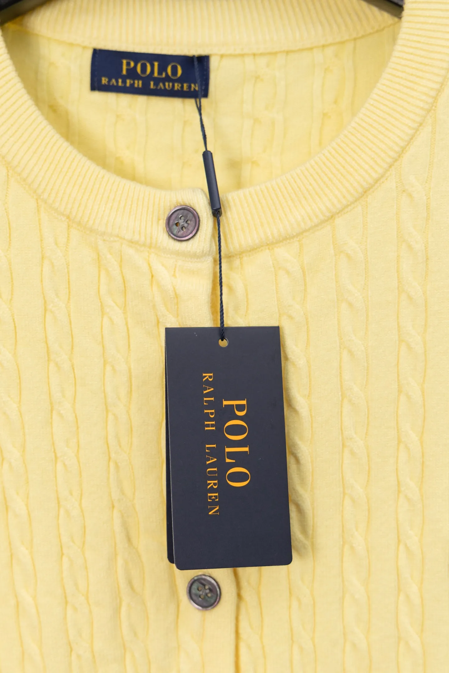 P170 Ralph Lauren Classic Round Neck Solid Color Pony Embroidered Logo Knitted Cardigan Long Sleeve Ralph Lauren Classic Basic Versatile Twist Knitted Cardigan Long Sleeve Main supply platform live broadcast Wholesale entity Replenish when out of stock Not removed from the shelves Quality 1:1 patterning Complete three standards Correct version of pony logo Imported quality cotton yarn Focus on high-end Cost-effective Good quality Needless to say Zhao Lusi's same style is really amazing, so sweet I'm so beautiful. This cardigan is really good-looking. It's simple and easy to wear. It's a must-have for goddess ootd. Good-looking clothes are never picky. A must-have in the wardrobe of goddesses. Size: S-XL. Color: black, apricot, gray, navy, red, white.